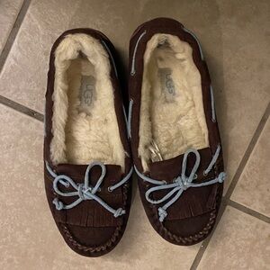 Ugg Mandie Slippers Shearling Leather Size 5
Like Dakota
Excellent condition